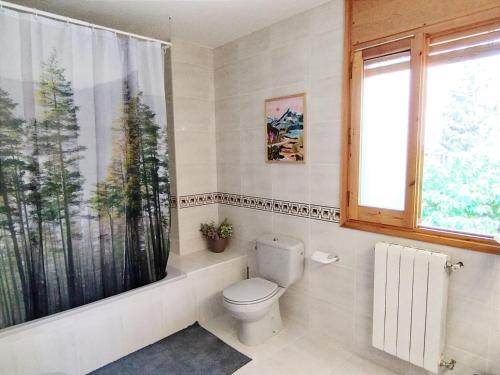 ein Bad mit einem WC und einem Fenster in der Unterkunft Villa San Lure Jaca in Jaca
