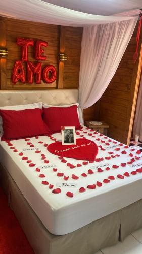 a large bed with a bunch of hearts on it at Cabana Amor Perfeito in Barracão