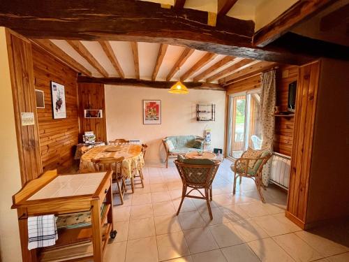 un salon avec des tables et des chaises ainsi qu'une salle à manger dans l'établissement La Cordillière, à Laveraët