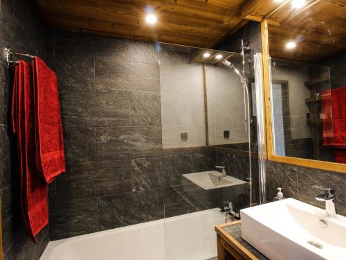 La salle de bains est pourvue d'une baignoire, d'un lavabo et d'un miroir. dans l'établissement Très beau T2 idéalement situé Tignes Val Claret, à Tignes