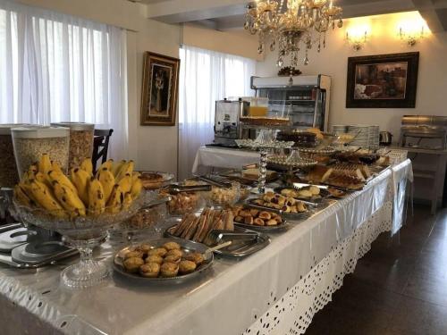ein Buffet mit vielen verschiedenen Speisen in der Unterkunft Colle Tourist Hotel in Criciúma