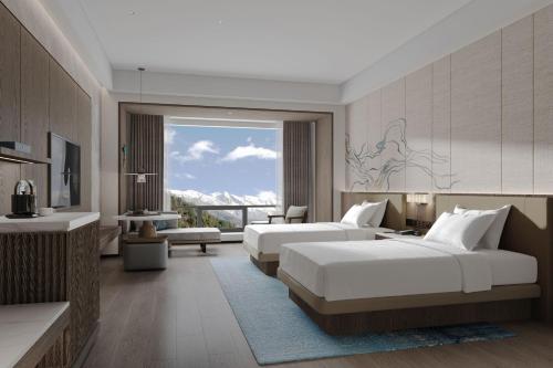 ein Hotelzimmer mit 2 Betten und einem TV in der Unterkunft Delta Hotels by Marriott Jiuzhaigou in Jiuzhaigou