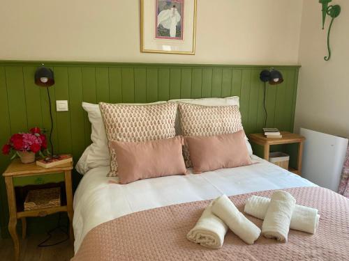 sypialnia z łóżkiem z dwoma ręcznikami w obiekcie Fantastic Ground Floor Apartment Opposite Thermes w mieście Luchon
