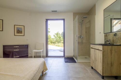 1 dormitorio con cama, ducha y lavamanos en Villa Orsan, en Orsan