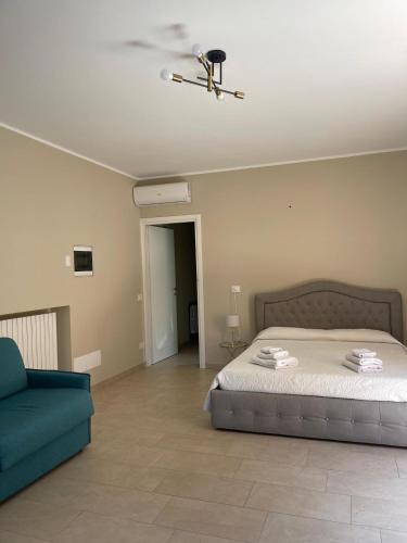 1 dormitorio con 1 cama y 1 sofá azul en B&B Licia Home, en Voghera