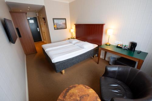 Кровать или кровати в номере Hotel Bishops Arms Kiruna