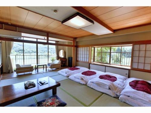 Habitación con 2 camas en una habitación con ventanas en Hotel Mifuji Yamanakako, en Yamanakako
