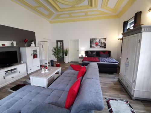 - un salon avec un canapé et un lit dans l'établissement Ferienwohnung La Finesse, à Bad Salzungen