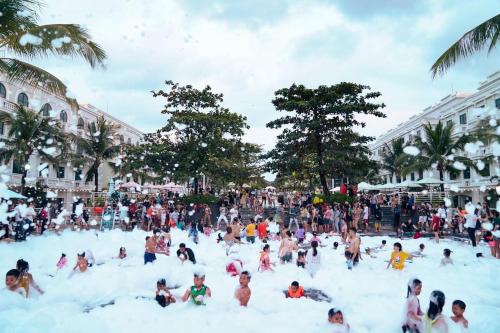 a crowd of people playing in the snow at Minh Anh Hotel in Phu Quoc