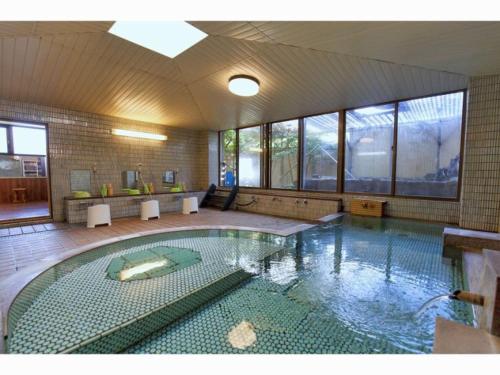 a large swimming pool in a large room at Hotel Mifuji Yamanakako in Yamanakako