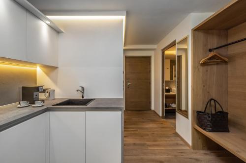 Maraias - Luxury Suites & Apartmentsにあるキッチンまたは簡易キッチン
