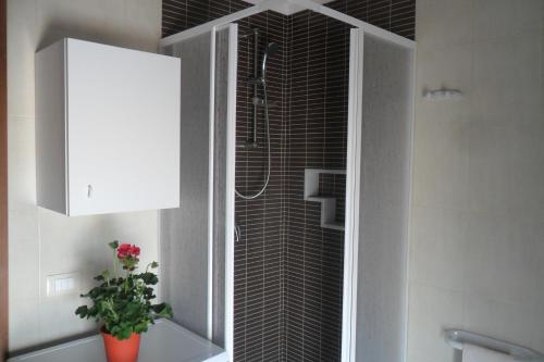 ヴァルデーリチェにあるValderice Vacanze for familyのバスルーム(ガラスドア付きのシャワー付)