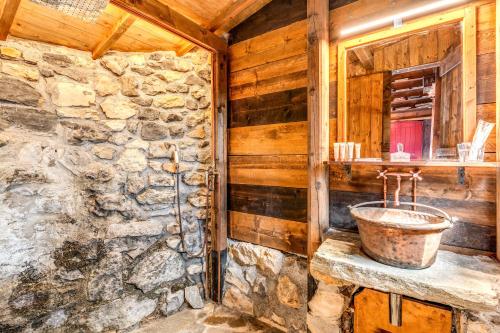 un baño en una cabaña de madera con lavabo en Villa Alceo, en Viggiù