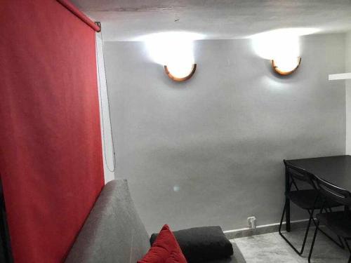 マドリードにあるAgradable apartamento en zona Malasaña Madridの赤い壁のリビングルーム(ソファ付)