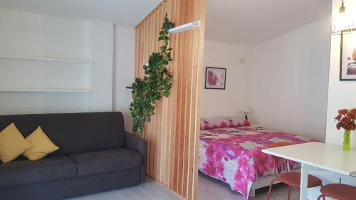 1 dormitorio con cama, sofá y mesa en Camperlingo, en Castellabate