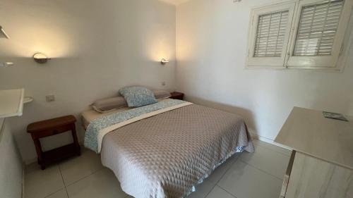 ein kleines Schlafzimmer mit einem Bett und einem Fenster in der Unterkunft Precioso apartamento moderno en primera linea del mar in Roses