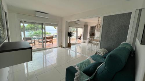 ein Wohnzimmer mit einem Sofa und Meerblick in der Unterkunft Precioso apartamento moderno en primera linea del mar in Roses