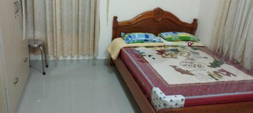 - une chambre avec un lit et une tête de lit en bois dans l'établissement HOMESTAY 7 NGA, à Bà Rịa