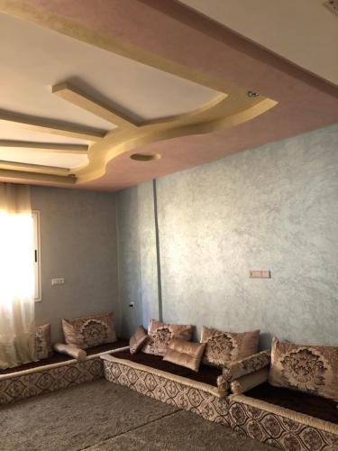 阿加迪爾的住宿－Chatif，带沙发和天花板的客厅