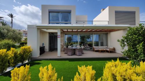 una casa con un césped verde delante de ella en PARADISE LUXURY villa sea view, en Villajoyosa