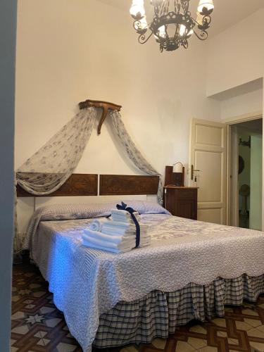トッレ・デル・ラーゴ・プッチーニにあるCasa Simonettiのベッドルーム1室(青い毛布付きのベッド1台付)