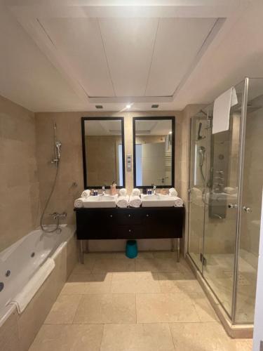 y baño con lavabo grande y ducha. en LUXURY Casares del Mar DP7, en Casares