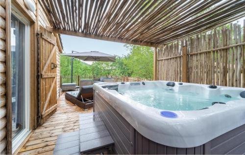 bañera grande en una terraza con patio en Lovely Home In Chalabre With Kitchen, en Chalabre