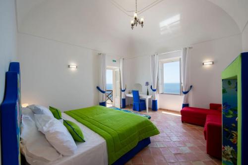 1 dormitorio con 1 cama grande con manta verde en Villa Mena, en Praiano
