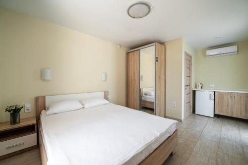 Gallery image of Weekend Family Hotel in Karolino-Buhaz