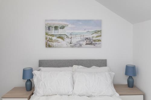 a bedroom with a bed and a painting on the wall at Thornhill House in Hartlepool