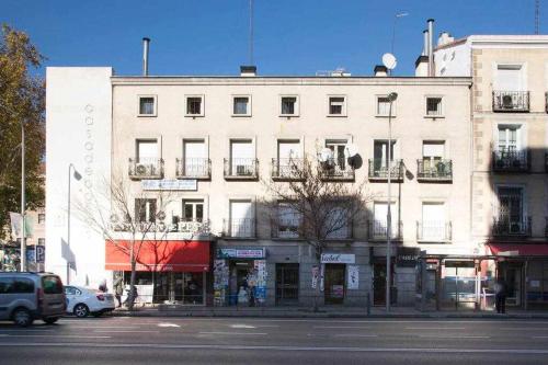 a large white building on the side of a street at Comodo Y Agradable Apartamento En Madrid Centro 2 in Madrid