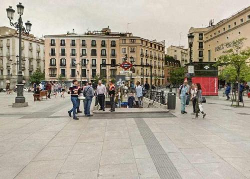 a group of people walking in a city with buildings at Un Elegante Piso Para Descubrir Madrid in Madrid