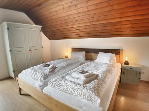 ein Schlafzimmer mit einem Bett mit zwei Handtüchern darauf in der Unterkunft Gasthof Auwirt in Sankt Michael im Lungau