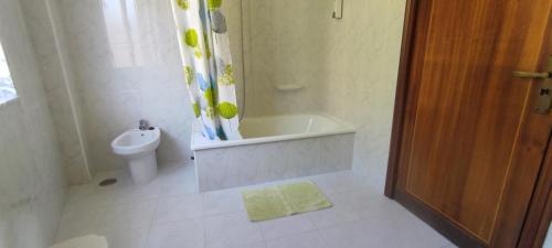 y baño con bañera, aseo y lavamanos. en PISO EN MUROS (VIRGEN 3), en Muros
