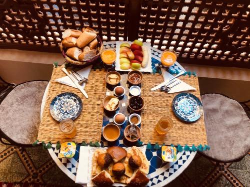 una mesa con comida para el desayuno y bebidas en ella en famille fahym en Fez