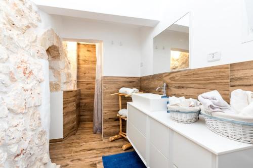 La salle de bains est pourvue d'un lavabo et d'un miroir. dans l'établissement Trullo Nonno Vittorio, à Latiano