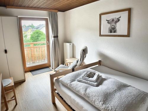 a bedroom with a bed and a window at Gasthof Auwirt in Sankt Michael im Lungau