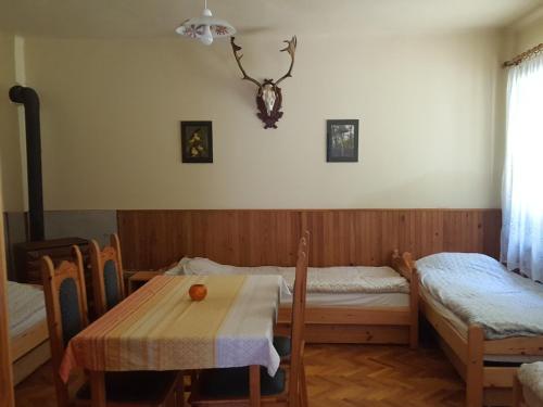 Habitación pequeña con mesa, mesa y sillas. en Szalajka Ház Váraszó 