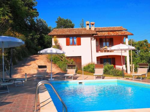 アックアラーニャにあるLuxurious Villa in Acqualagna with Swimming Poolの家の前にスイミングプールがある家