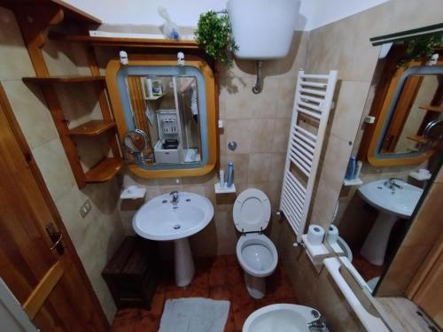 an overhead view of a bathroom with a toilet and sink at Mimosa in Tagliacozzo