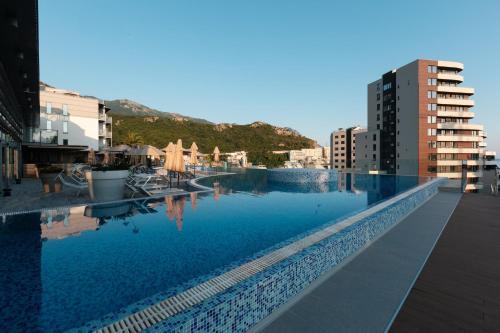 uma piscina com água azul numa cidade em Eurostars Queen of Montenegro em Budva