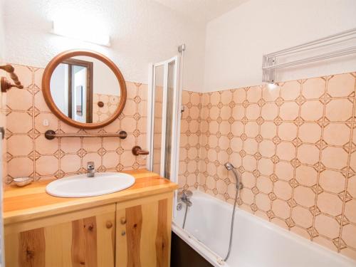 une salle de bain avec un lavabo, un miroir et une baignoire dans l'établissement Studio cabine moderne pour 4 pers, centre Valloire, balcon, parking, proche remontées et commerces - FR-1-263-13, à Valloire