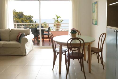 Gorgeous Sea Views and Great Location!