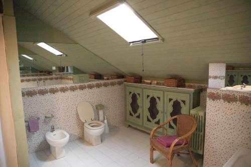 een badkamer met een toilet, een bidet en een wastafel bij Villa Di Lambda in Cellarengo