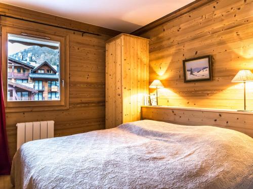 a bedroom with a bed and a window at Appartement Val-d'Isère, 4 pièces, 8 personnes - FR-1-694-307 in Val-d'Isère