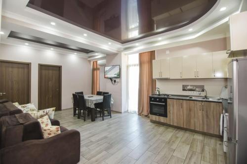 een keuken en een woonkamer met een bank en een tafel bij Two Bedroom Apartment With Balcony In Gonio Beach in Gonio