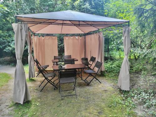 une tente avec une table et des chaises dans l'herbe dans l'établissement Hostel WAWA More, à Varsovie
