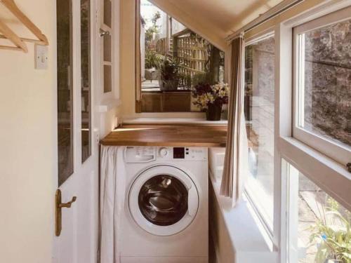 una lavatrice e asciugatrice in una casetta minuscola di Lyme Clifftop Hideaway a Lyme Regis