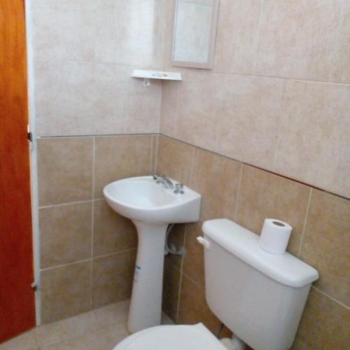 La salle de bains est pourvue de toilettes et d'un lavabo. dans l'établissement PUEBLO MIO, à Cosquín
