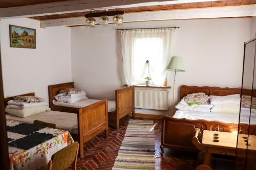 1 dormitorio con 2 camas y ventana en Agroturystyka u Koziołka, en Długowola